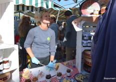 Roos Kleppe snijdt wat kaas bij Heerlijkheid Mariënwaerdt.